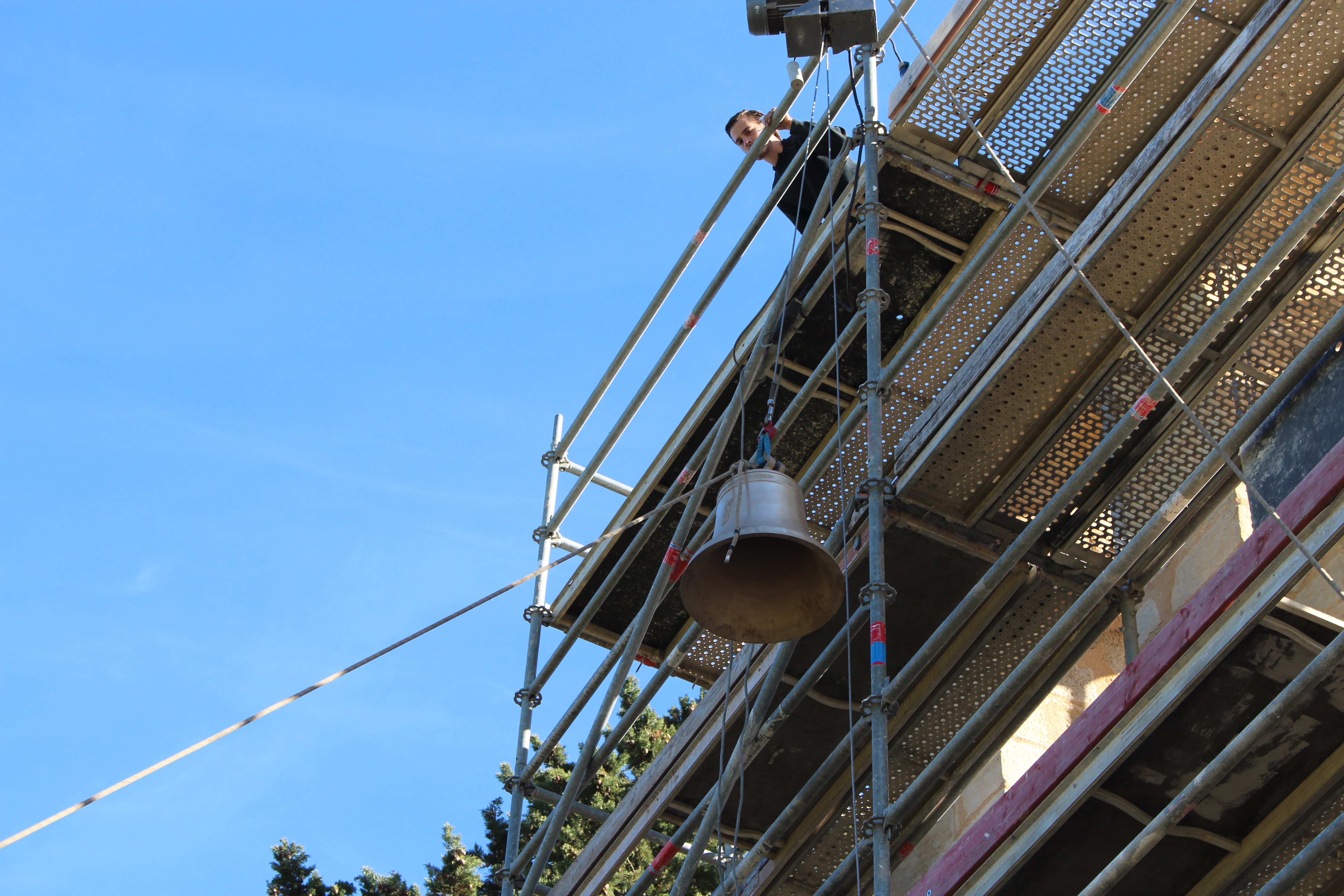 Installation de la cloche lors des travaux de restauration