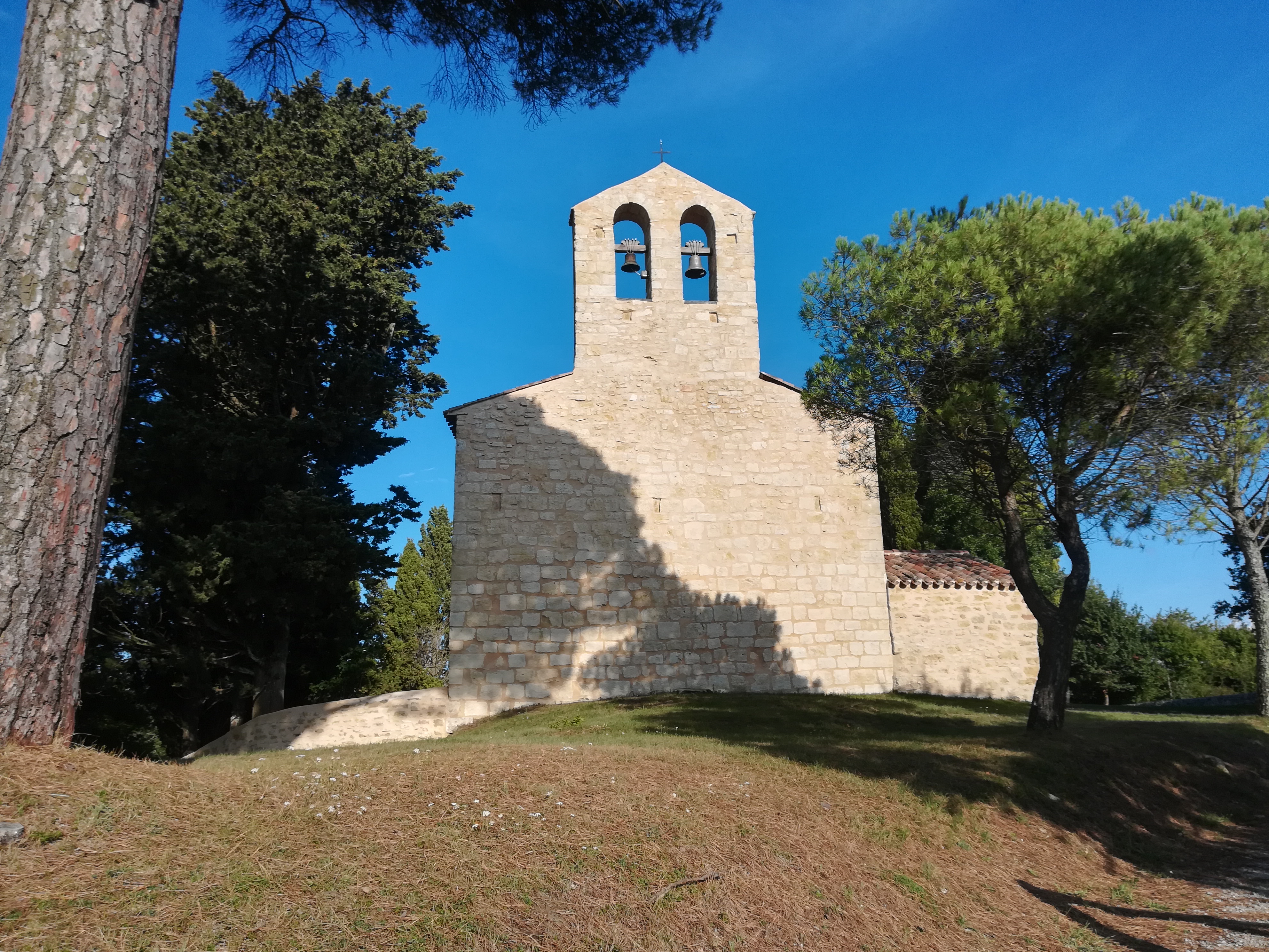 Abside de la chapelle avec massif de fleurs