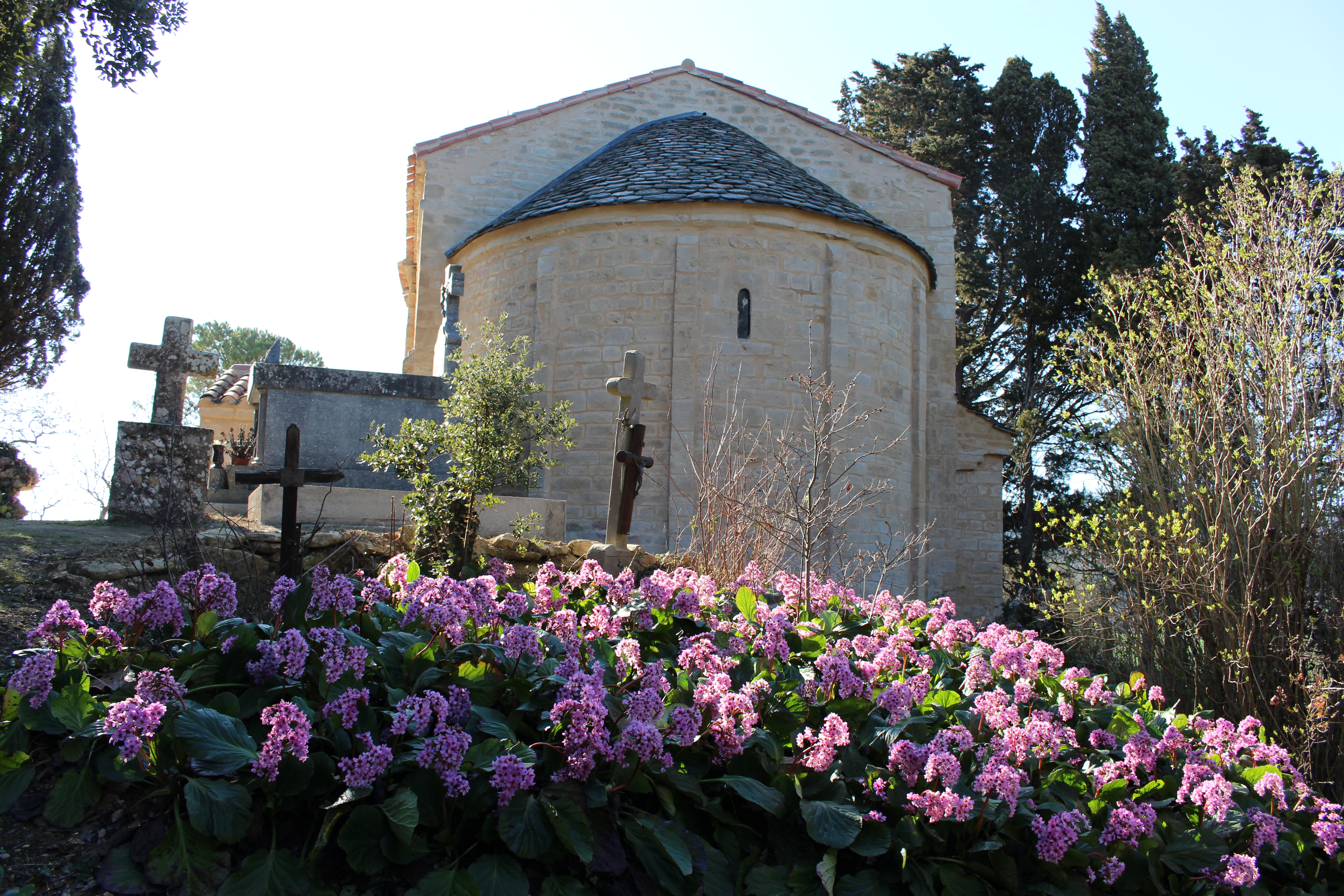 Vue d'ensemble de la chapelle avec le cimetière